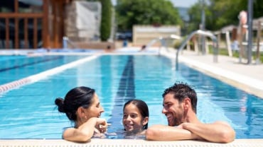 Piscina exterior en David Lloyd Clubs