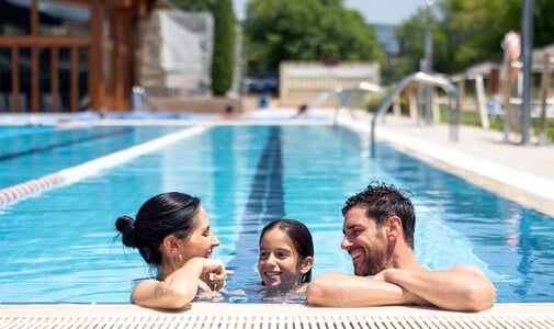 Piscina exterior en David Lloyd Clubs
