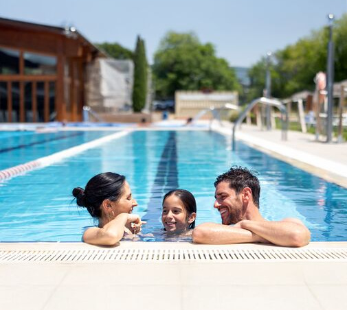 Piscina exterior en David Lloyd Clubs